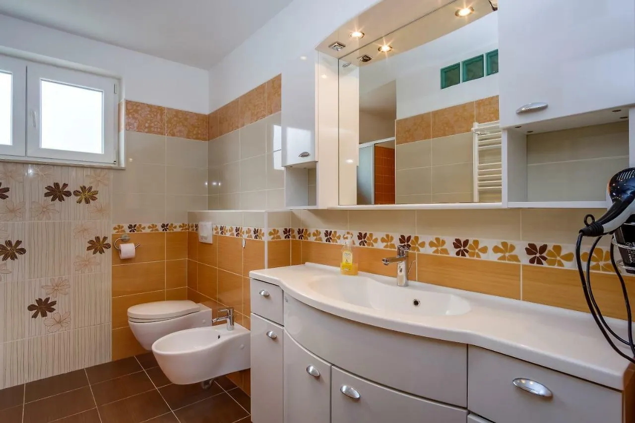 Kon-Tiki Apartments Mali Lošinj Croacia
